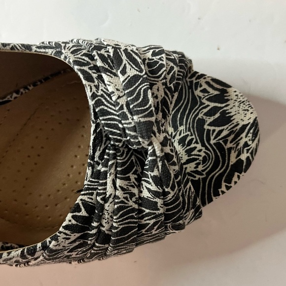 DexFlex Comfort Women’s Black & White Floral Cork Wedge Heels, Size 7 W - Picture 7 of 11
